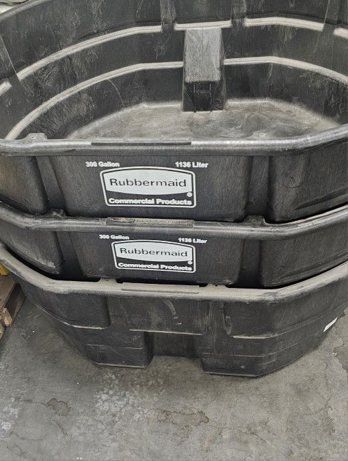 300 Gallon Rubbermaid