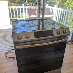 Samsung electric oven 6.3 cu. ft. WiFi-enabled