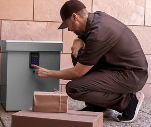 Clevermade lockable parcel box