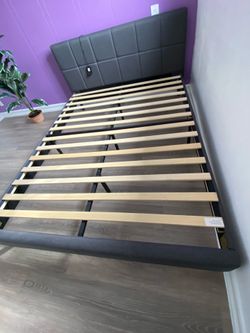 Queen bed frame in excellent condition