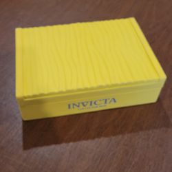 INVICTA Red Watch 12 Slot Storage Case Box Felt Storage Collectors 
Edition. Pre-owned, perfect shape. It is 12x8.25x3.5". 