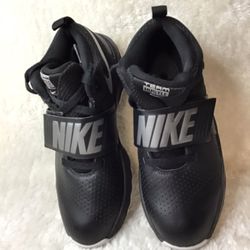 NIKE TEAM HUSTLE SIZE 6Y Black & SILVER 