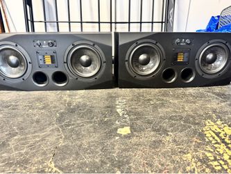 Studio monitor speakers