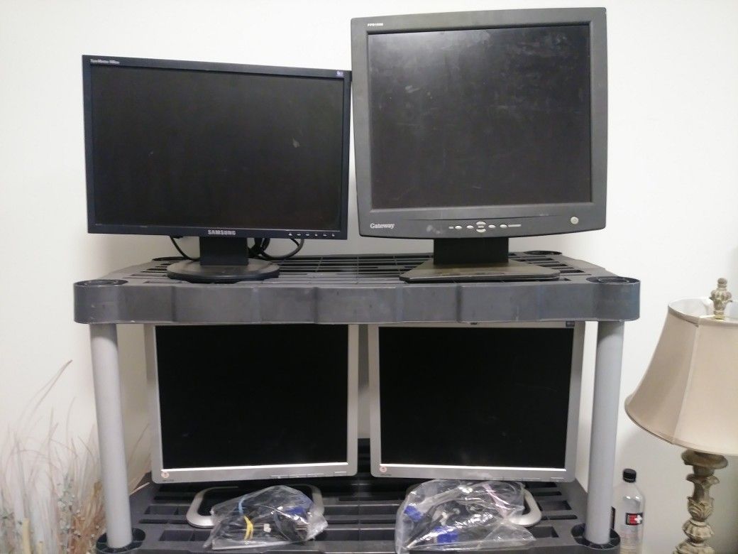 4 - PC - Monitors ! All 4 works well - hp/gateway/samsung