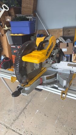 Dawalt 12 inch saw miter slaiding double used
