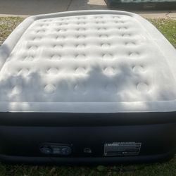 Queen 24” Black Raised Air Mattress w/ Built-In Pump Colchón Inflable Queen 24” Negro con Bomba Integrada