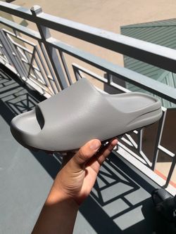 YS-01 slides gray