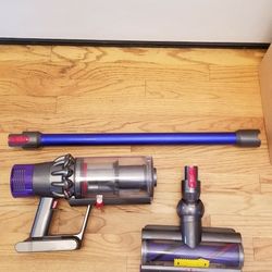 NEW cond DYSON  V 12  VACUUM WITH COMPLETE ATTACHMENTS  , AMAZING POWER SUCTION    WORKS EXCELLENT 