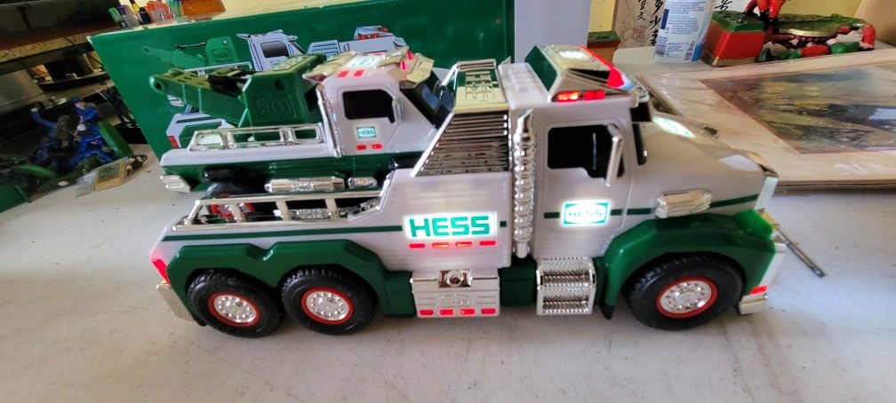 Hess 2019 White Toy Tow Truck_In box