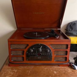 Crosley mini vinyl And Radio 