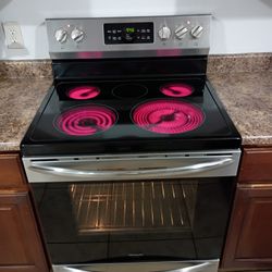 FRIGIDAIRE, STAINLESS  STEEL ELECTRIC STOVE. Self Clean Oven 