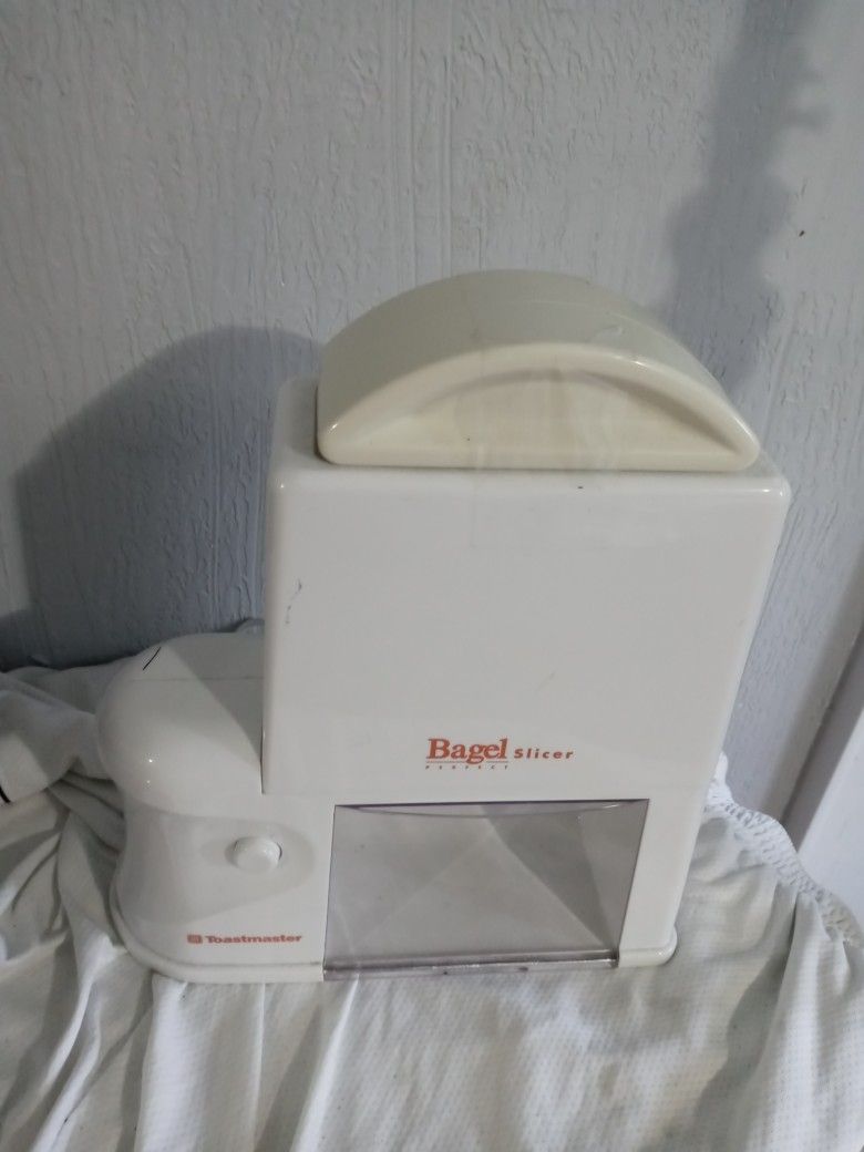 Toastmaster Automatic Bagel Slicer - Model 6125 - Kitchen Gadget - WHITE