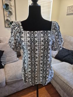 Cute black/white top with puff sleeves $2