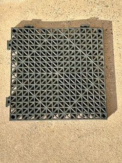 Interlocking 12x12 drainage mats