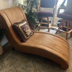 This I’d The Most Beautiful Vintage Lounger In Prestine Condition. Will Make Any Room Amazing!