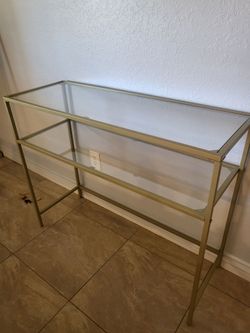 2 mesas doradas de vidrio la de sentro