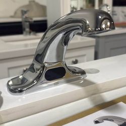 Z6915-XL
AquaSense® 4" Centerset Sensor Faucet
