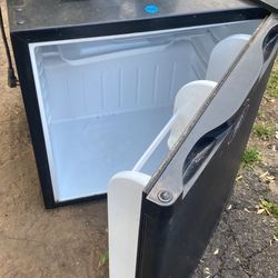 Mini fridge 