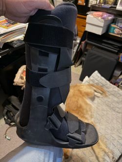 Orthopedic boot, Right