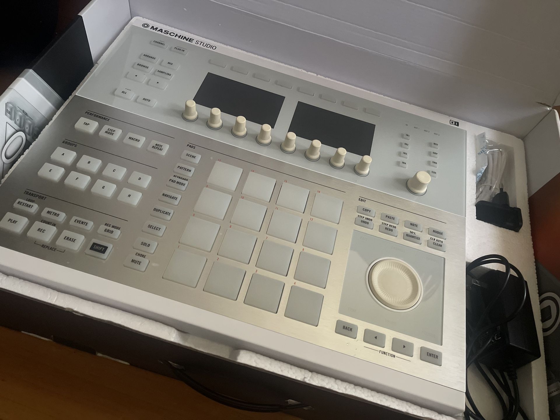Urgently Selling Maschine Studio – White Edition