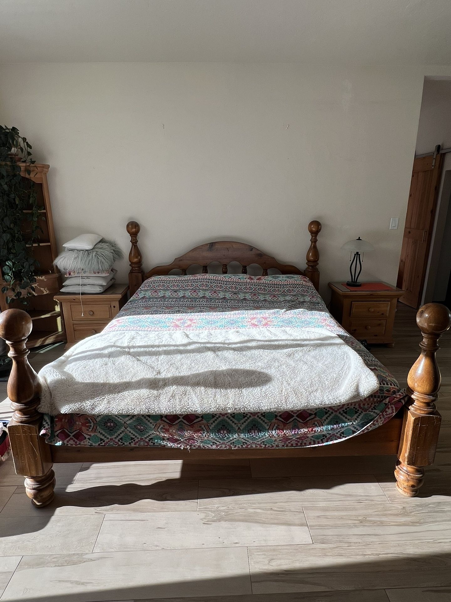 Broyhill Fontana Pine California King Bedroom Set