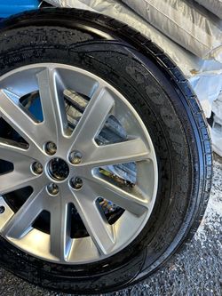 Lincoln MKT  tire good year with rim