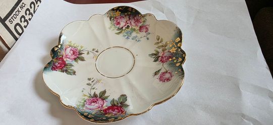 Vintage scalloped edge gold trimmed pink rose teacup saucer excellent condition