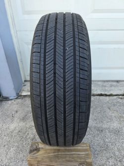 225/65R17 Michelin Primacy A/S Tire