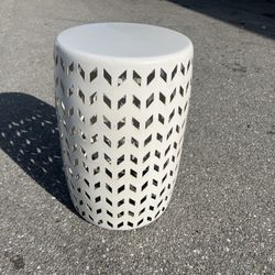 White Metal Garden Outdoor Plant Stand Accent Table! 13in Diameter 19in tall