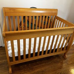 Baby Crib *Some screws were missing