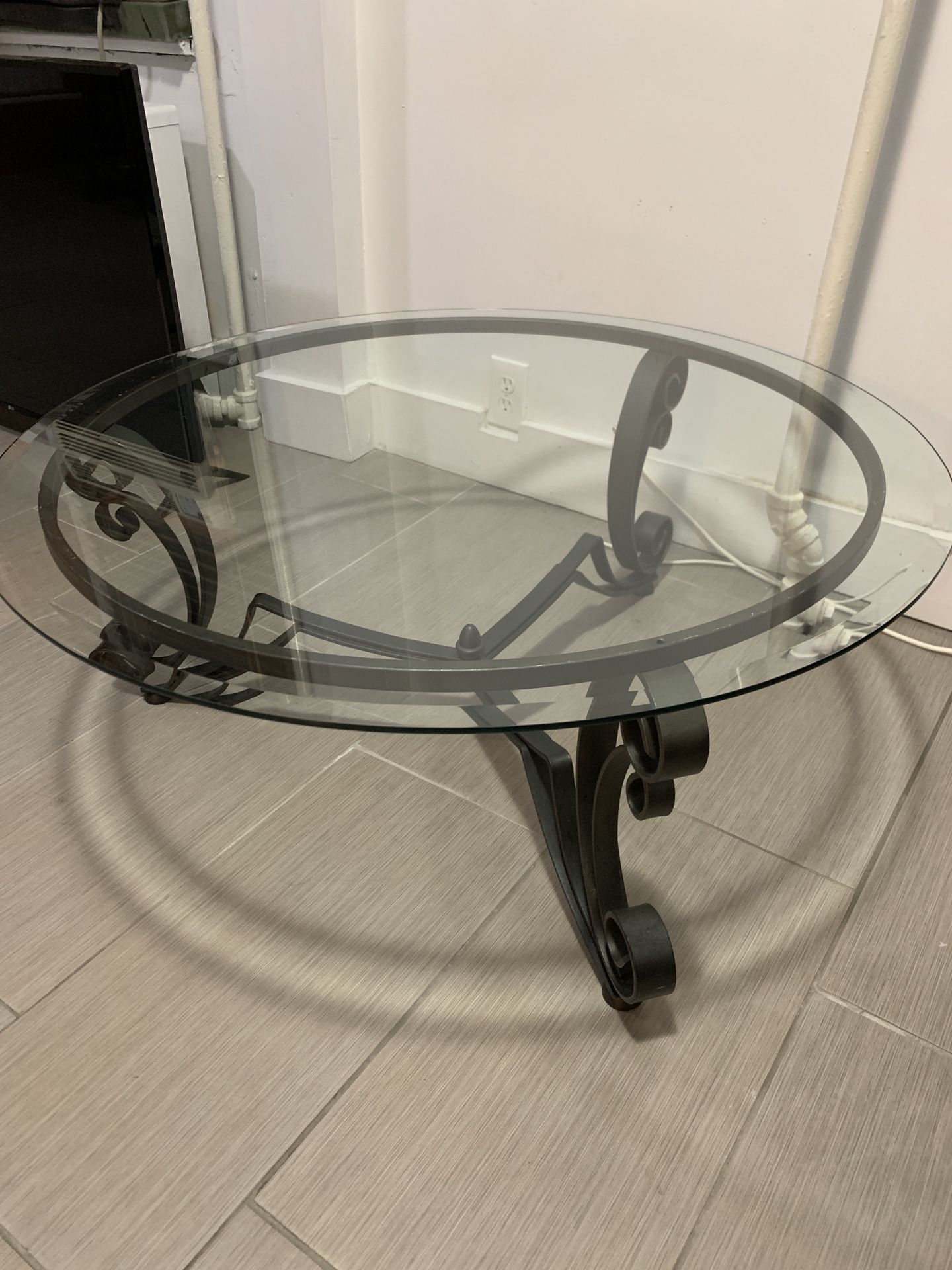 Gorgeous glass coffee table perfect for any space and in amazing condition with stand !
