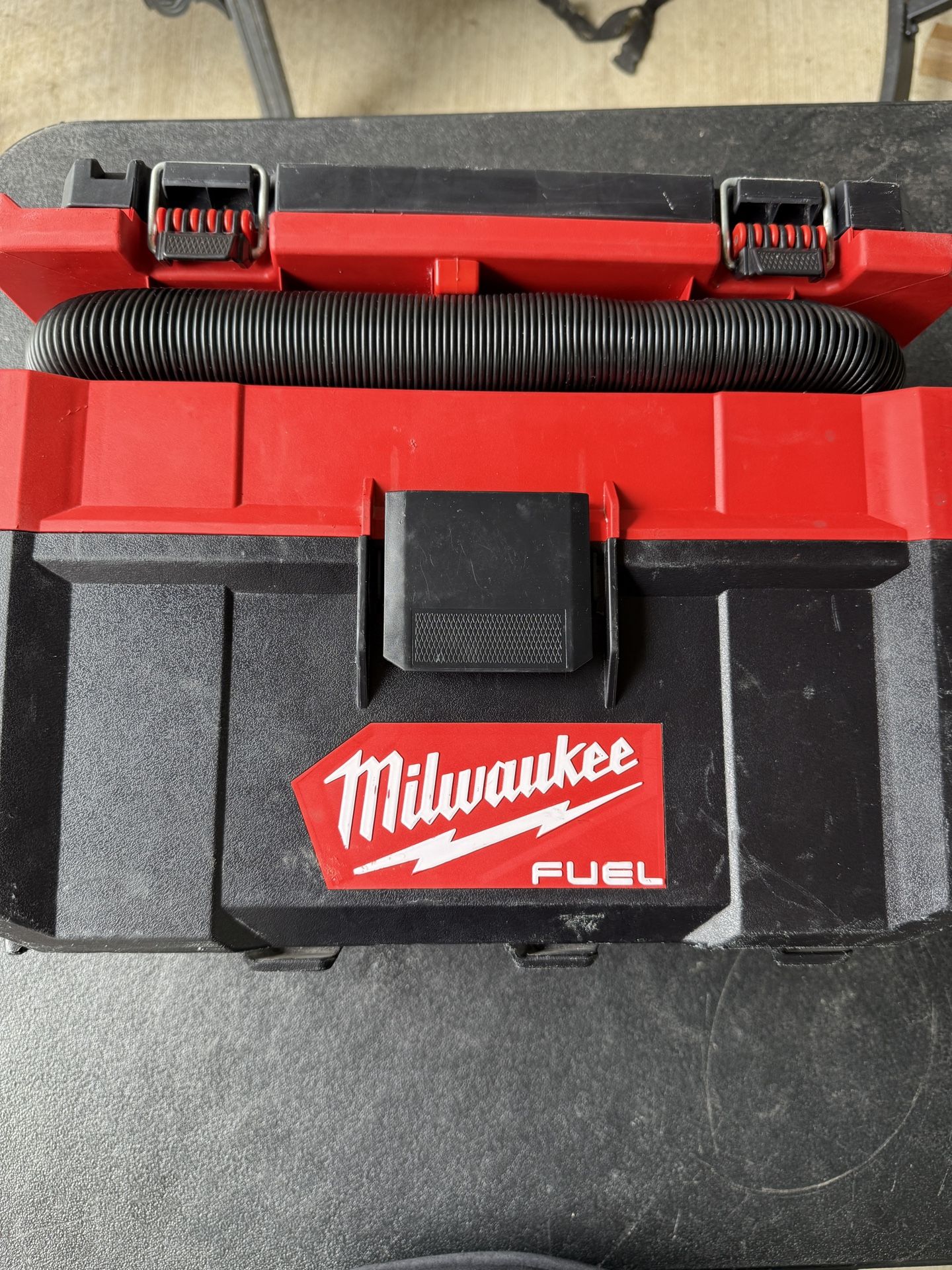 M18 FUEL PACKOUT 18-Volt Lithium-lon Cordless 2.5 Gal. Wet/Dry Vacuum (Vacuum-Only)