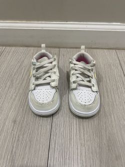 Yellow/white Nike Dunks Size 8c