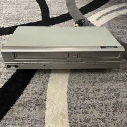 Emerson EWD2004 VCR-DVD Combo Player Silver Dolby Digital CD VHS DVD 4-Head