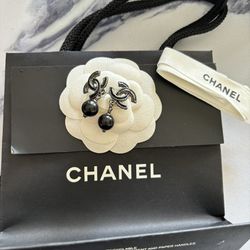 100% Authentic Chanel Earring Like New Condition W/bag