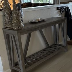 PERFECT CONDITION LIKE NEW CONSOLE/ENTRYWAY  TABLE/