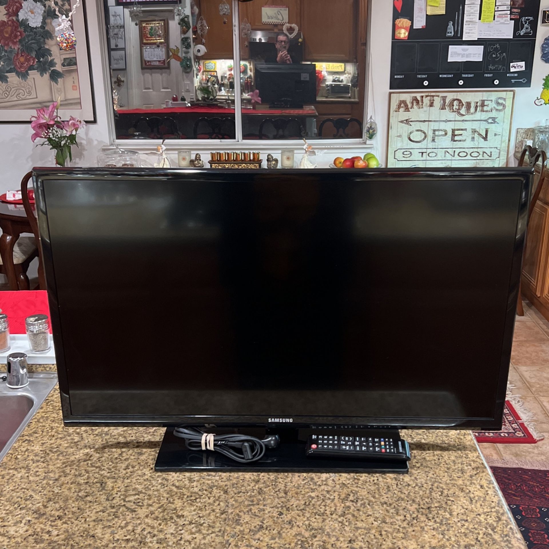 Samsung 32” TV With Stand, Remote & Cord