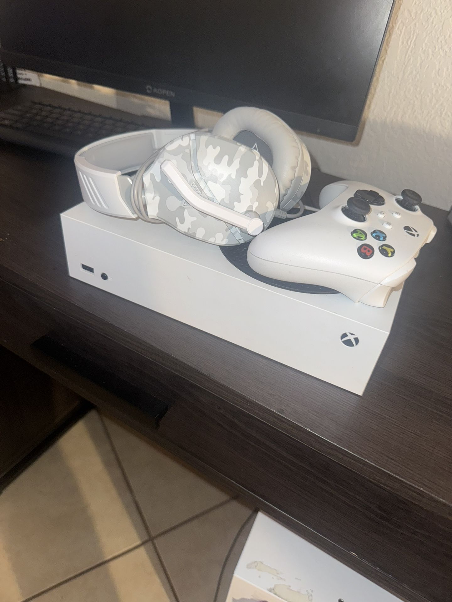 Xbox One Series S Includes Turtle Beach Headphones and Controller