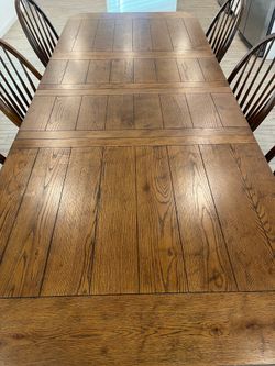 Extendable dining table with chair