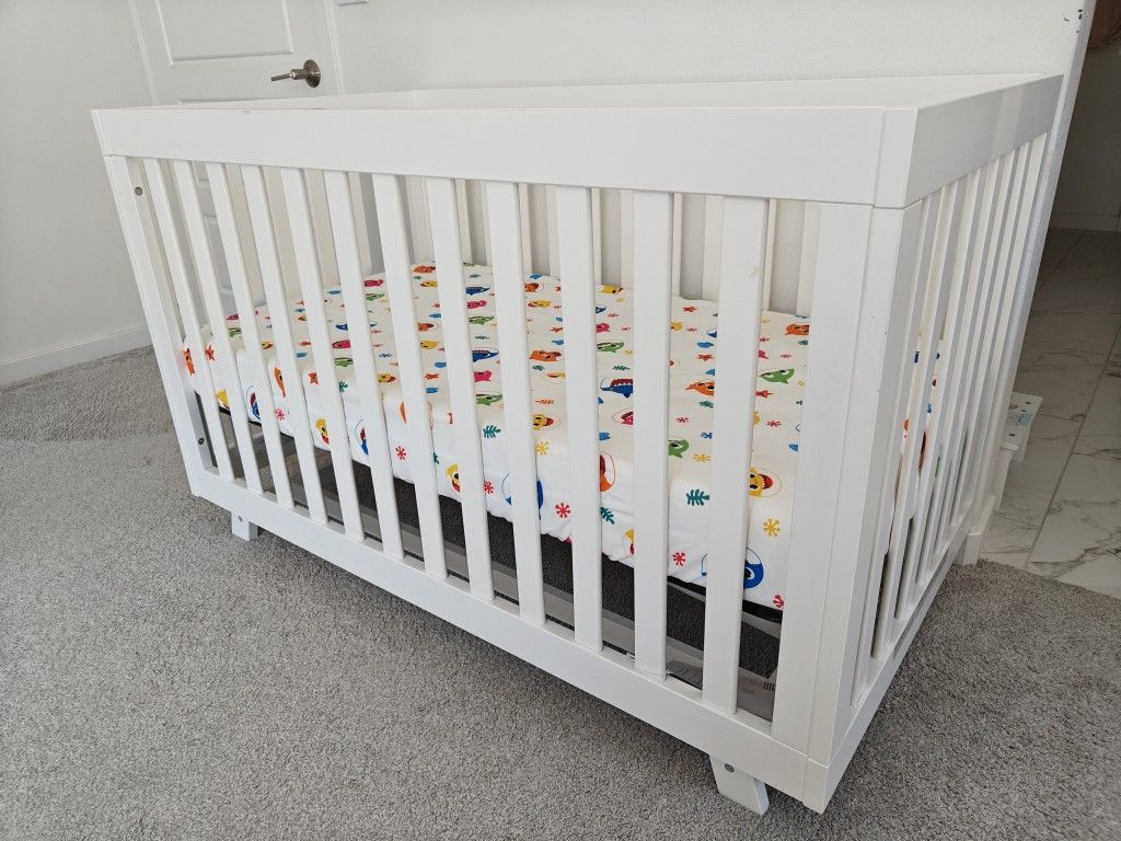 Storkcraft Beckett in Convertible Crib LIKE NEW