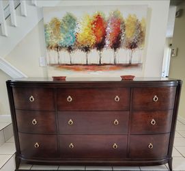 THOMASVILLE SOLID WOOD DRESSER EXCELLENT CONDITION DELIVERY AVAILABLE
