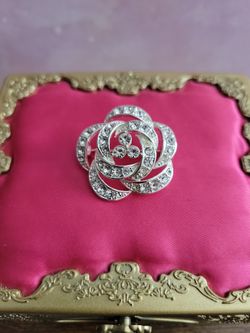 Silvertone Clear Rhinestone Floral Knot Brooch Pin 1.25" F8