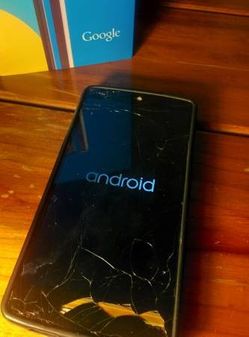 Google Nexus 5, cracked screen.