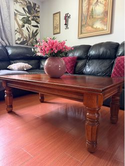 Wood Coffee Table – Traditional Style – Good Condition