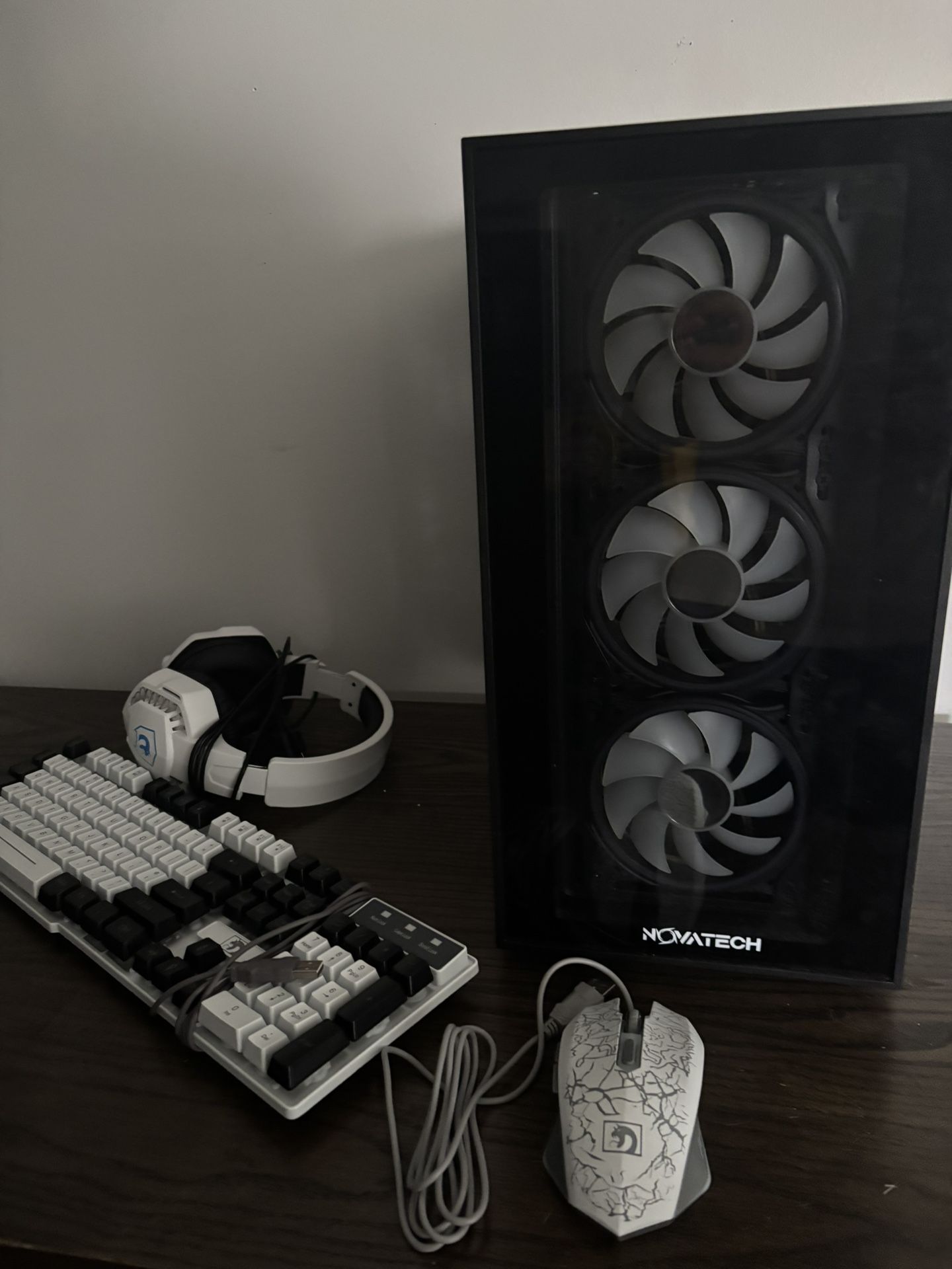 Gaming Pc, Keyboard, Mouse And Headphones(and A Mouse Pad) Needs A Power Supply