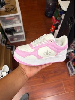 5.5 woman  alo shoe pink