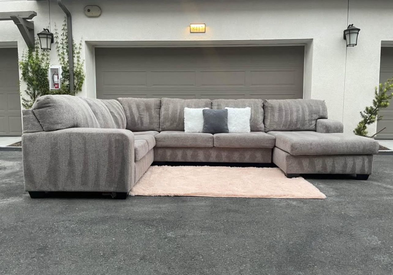 Huge Light Grey Sectional Couch Sofa From Ashley Furniture In Excellent Condition - FREE DELIVERY 🚛