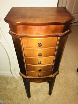 Jewelry dresser