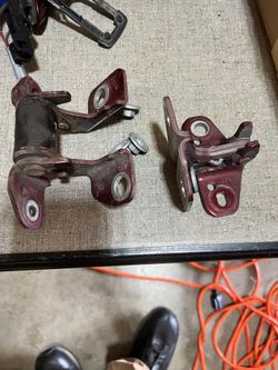 2020 Chrysler Voyager Door Hinges