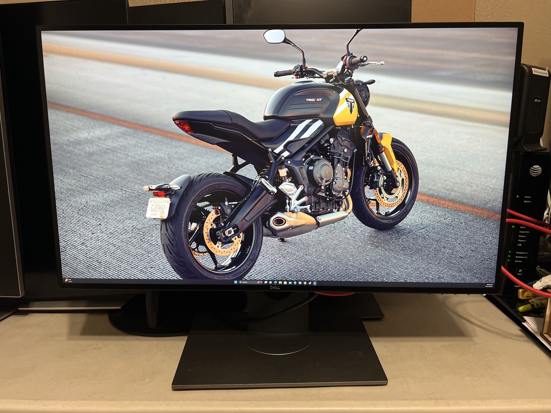 Dell 27” Ultrasharp 4K MONITOR /3840x2160/UHD/2160p/IPS/HDMI/DisplayPort/mDP/TURN/TILT/PIVOT/SWIVEL/HEIGHT ADJUSTABLE/BACKLIT—LED